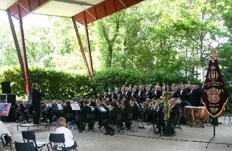 Naast onze harmonie leverde ook Zangvereniging Vriendenkring haar medewerking. Deze H.