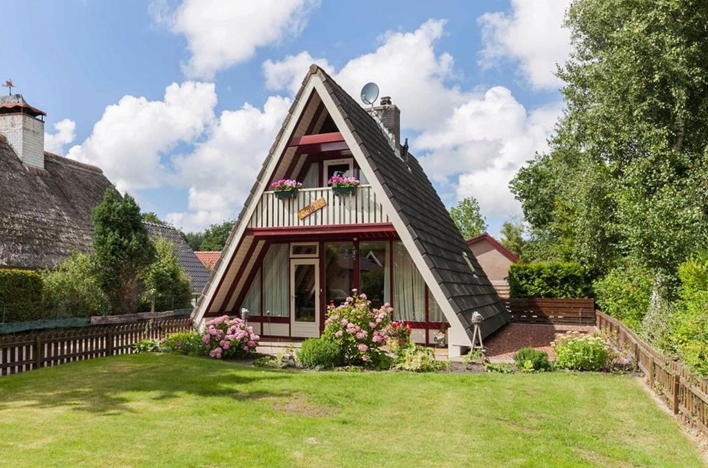 Ligging en indeling De lichte en open woning heeft de hele dag zon. De woning is goed onderhouden en heeft een prachtige combinatie van houtwerk en steen.