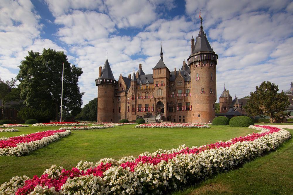 Koetshuis de Haar in vogelvlucht... Van vergadering tot evenement Zakelijk ontmoeten in stijl Voor bijeenkomsten tot 300 personen, bij het grootste kasteel van Nederland, Kasteel de Haar Utrecht.