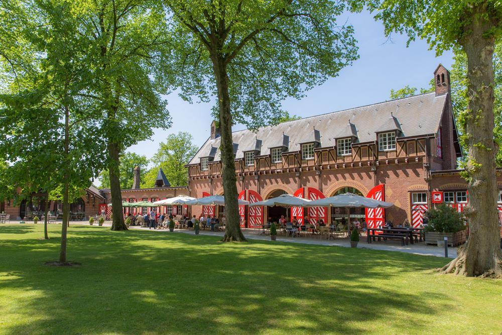 Zaal Koetshuis In het Koetshuis werden vroeger de koetsen en auto s van de adellijke familie geparkeerd.