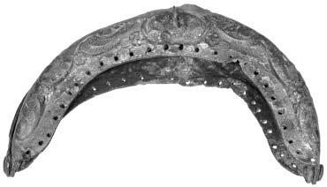 Op een van de schelpornamenten is een haaks oog aangesoldeerd ter bevestiging van bijvoorbeeld een ketting voor het afsluiten van de beurs of het bevestigen van de beurs aan de kleding.
