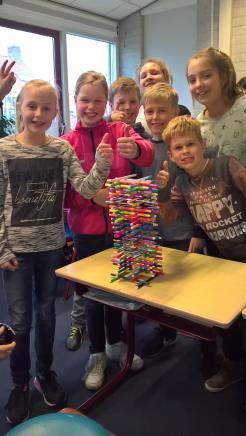 Spontane techniekles in groep 6 Met tekenen kreeg ik een idee om een toren te bouwen met stiften. Toen ik bezig was ging de hele klas mij helpen. En toen werd het een grote toren.