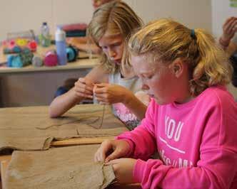 In de kleutergroepen wordt met de methode Onderbouwd gewerkt. De kinderen leren in groep 3 lezen met de nieuwe versie van Veilig Leren Lezen.