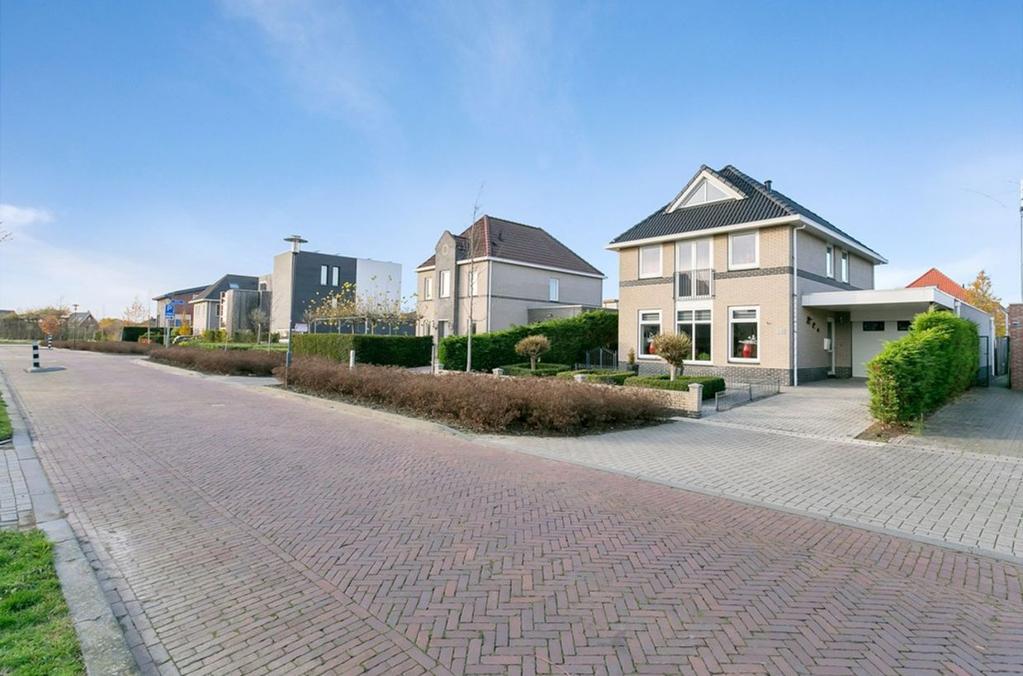 Bob Marleylaan 9 4462 LR Goes Inleiding In één van de mooiste straten van de populaire wijk Ouverture mogen wij u deze goed onderhouden vrijstaande woning met garage en serre aanbieden.