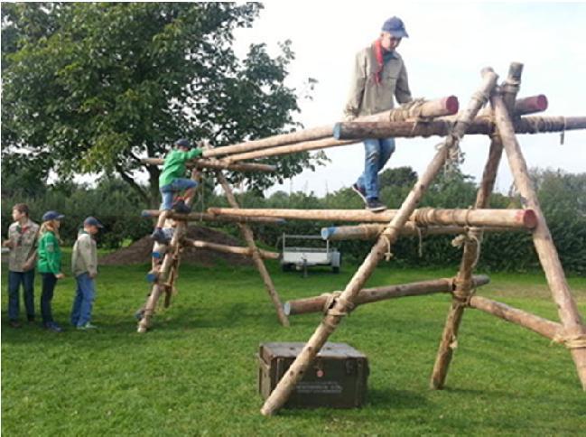 Aangezien we in Giesbeek bij de waterscouts stonden. Natuurlijk hoort vuurtjes maken er ook bij. Maar dat niet alleen.