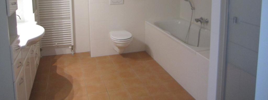 22 en 11 m²) en de badkamer.