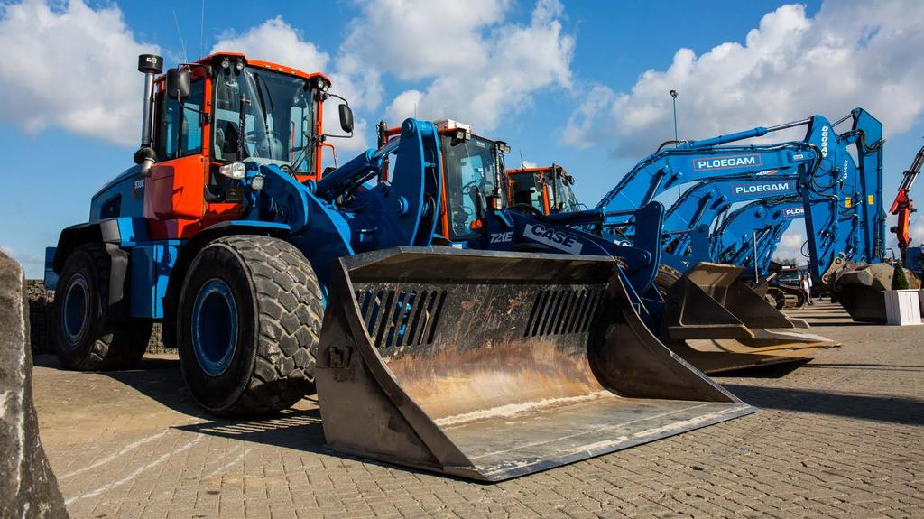 UITVOERING 15 DUMPERS* 12 RUPSKRANEN* 4 SHOVELS* 3 TRACTOR BEZEMWAGENS* 4 PONTONS* 4 MOBIELE KRANEN* 1 KRAANSCHIP 9 KM