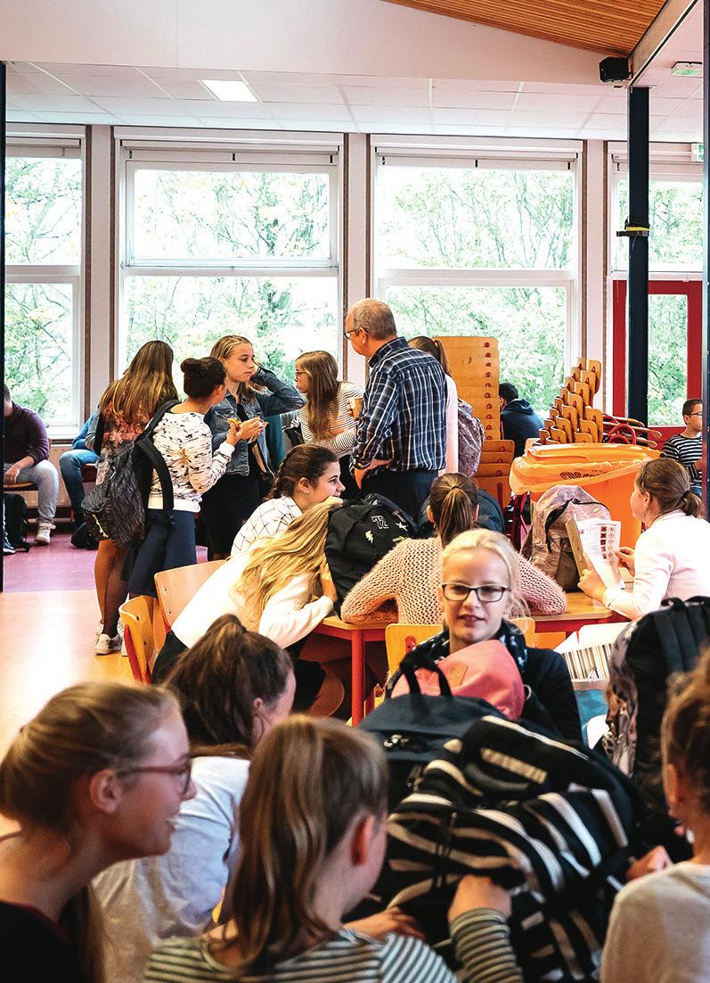 Reformatorische school, wat betekent dat? 6 Als je naar het Calvijn College komt, stap je binnen in een reformatorische school. Dat betekent dat de Bijbel een belangrijke plaats inneemt.