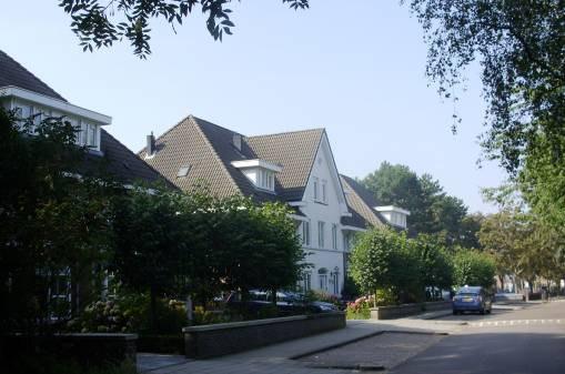 Aangrenzend op de locatie van "De kleine Zandput" staan twee appartementengebouwen (7 lagen) aan de rand van de jachthaven met uitzicht op de Munnikenpolder.