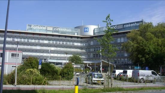 Afbeelding 17 en 18: Rijnland Ziekenhuis en Koningin Julianaschool 2.11 Horeca Aan de oostkant van het plangebied ligt ter hoogte van de Dwarswatering een vestiging van Hotel Ibis.
