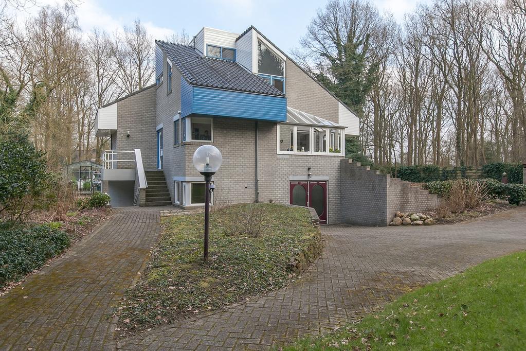 Het woongedeelte is prachtig. Doordat de living, de eetkamer (totaal 48 m2) en de keuken (12 m2) enigszins verhoogd liggen kijkt u uit over de tuin en naar het tegenover gelegen bos.