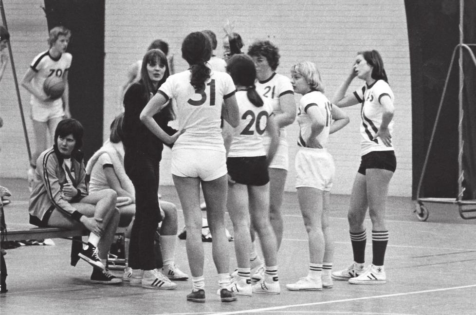 Ik basketbal vaak met vrienden, we doen meestal 1 tegen 1, shootout en horse.