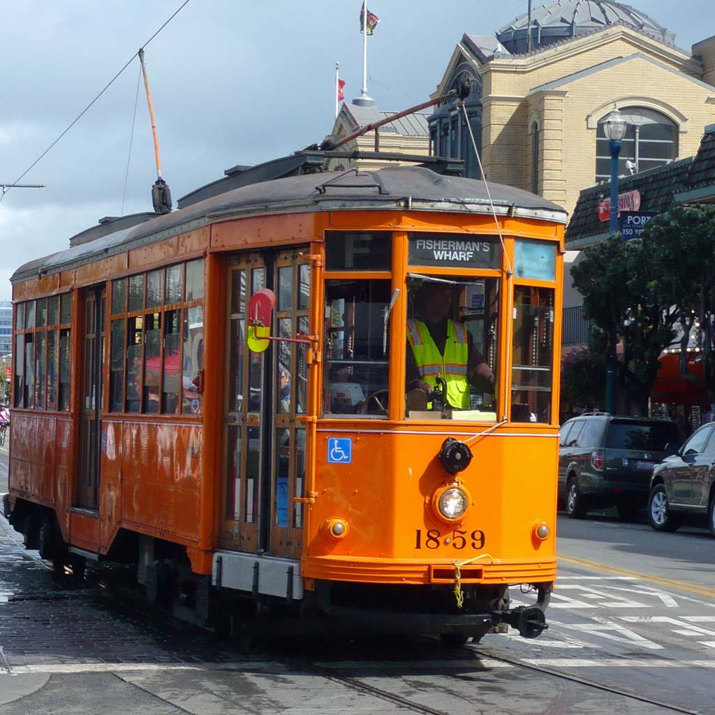 Een museum tram uit Milaan En een Amerikaanse PCC wagen De