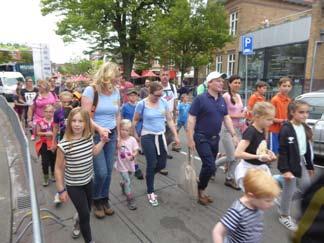 De gezelligheid komt mede door het grote aantal deelnemers. Het aanmoedigen van de toeschouwers onderweg motiveerde mij om door te lopen.