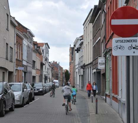 Een fietsstraat draagt bij tot de verkeersveiligheid. De auto is er te gast. Deze straat vormt nu een onderdeel van de circulatie in de wijk. De Nieuwstraat krijgt voorrang op de Hoveniersstraat.