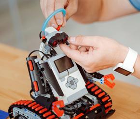 Een kleine greep uit ons aanbod: Robotica workshops en First Lego League met Lego Mindstorms voor groep 7/8