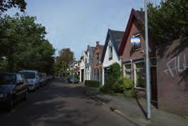 Hiertegenover staat een bijzondere oude vrijstaande villa van vergelijkbare maat. Ook dit gebouw is tegenwoordig opgedeeld in appartementen en een kantoor.