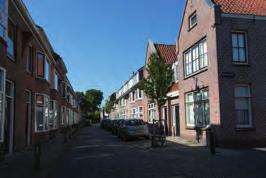 Er staan villa s, individuele panden, rijwoningen, een ziekenhuis (tegenwoordig Zorgspectrum) en van meer recente datum ook een school en enkele appartementengebouwen.