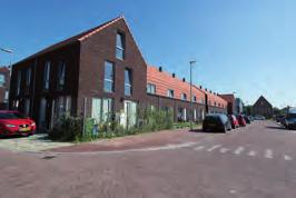 Ten westen van de Herenweg bestaat het woongebied uit herhaalde vrijstaande woningen en aaneengeschakelde twee- en driekappers aan compacte straten met tuinen aan het water.