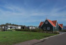 De veelal geclusterde bebouwing van de parken bestaat uit een hoofdgebouw met meerdere bijgebouwen, die allemaal vrij op het maaiveld staan.