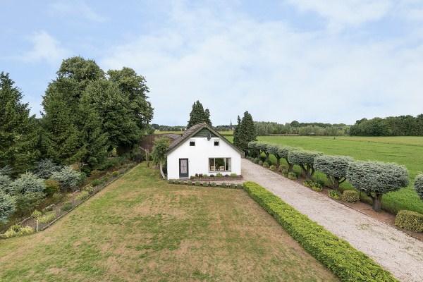 Aanpandige schuur/garage: De aanpandige schuur/garage is in het achterste deel van de boerderij gesitueerd en vanaf het erf toegankelijk middels een