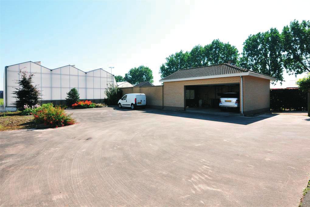 parkeren + garage Middenzwet 25, Wateringen Soort woning : vrijstaande woning Inhoud woning : 597 m³ Bijzonderheden: Bouwjaar 1968 (in 1997 is de villa uitgebreid en geheel gemoderniseerd);