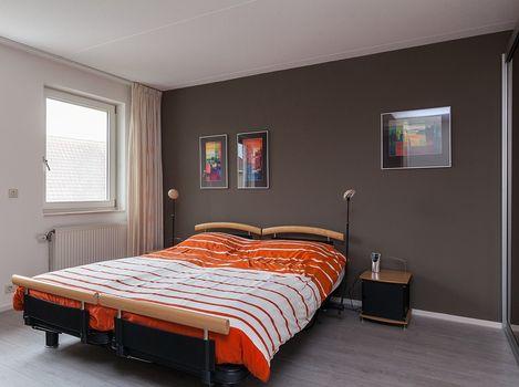 Aan de voorzijde gelegen twee slaapkamers van circa 11 m² en 12 m² De ouder/hoofdslaapkamer van circa