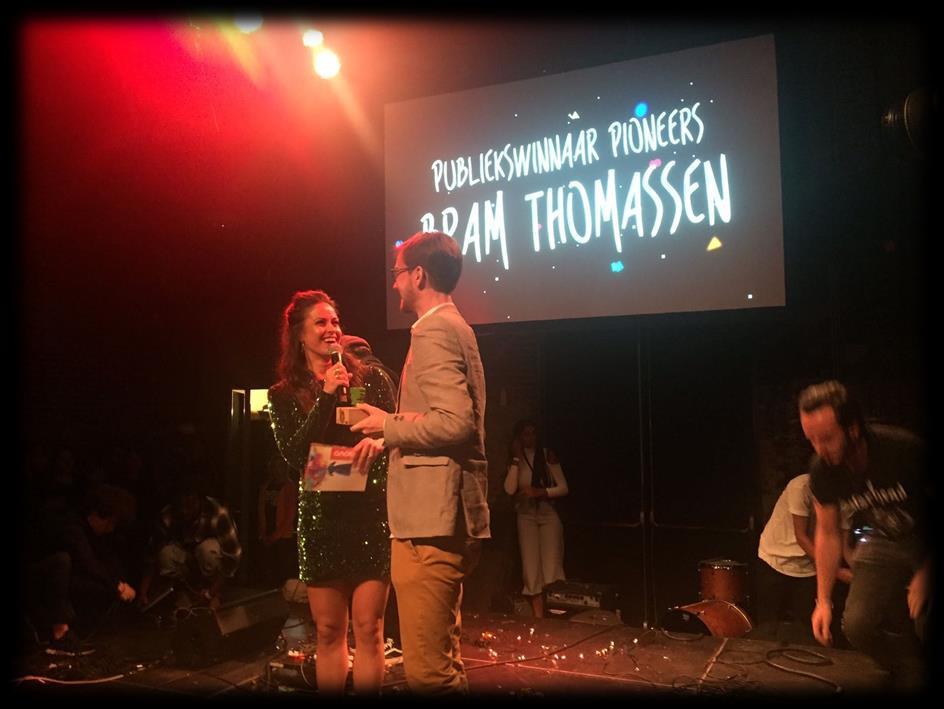 Publieksprijs Pioneers voor oud-leerling Hoi allemaal! Mijn naam is Bram Thomassen! Deze donderdag was de uitreiking van de 9 landelijke awards voor de 100 meest veelbelovende jongeren van Nederland.