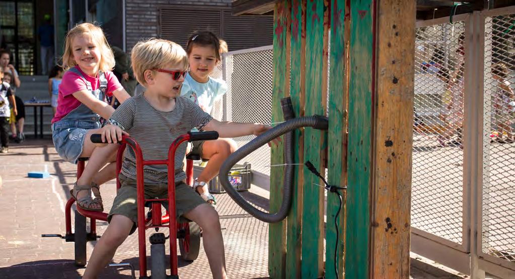 Ons eigen servicestation Wat gaan we doen? Op het schoolplein ontwerpen en bouwen de kinderen met hulp van volwassenen een servicestation voor de fietsen.