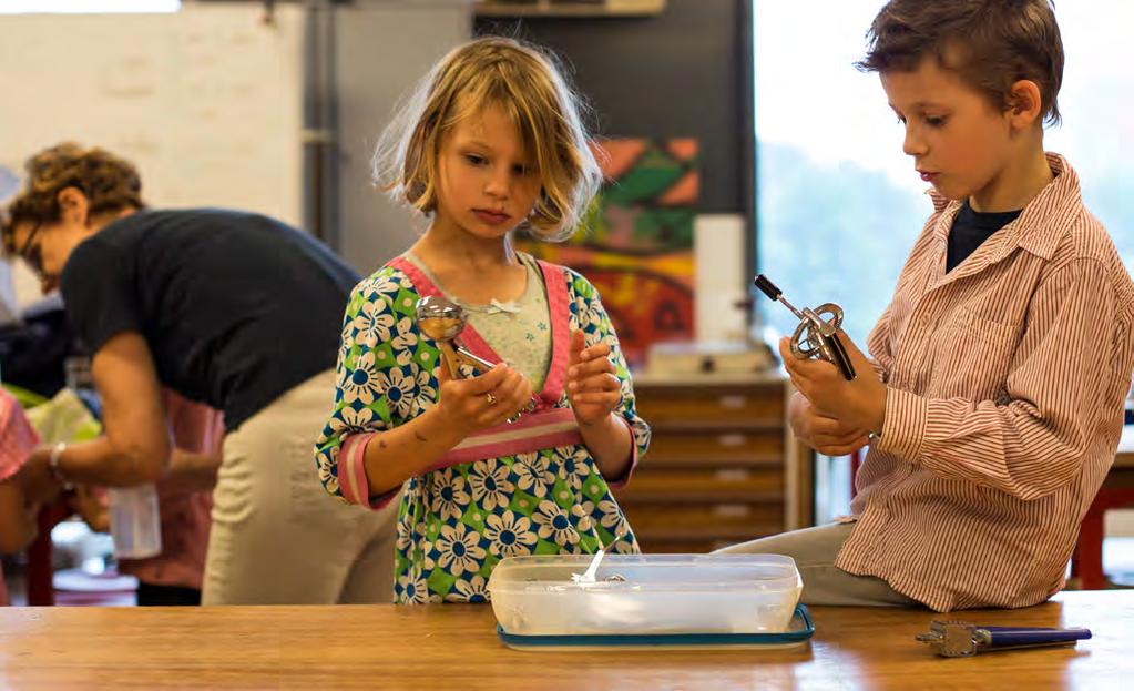 Vraag maar aan de Wat gaan we doen? De kinderen onderzoeken bekende voorwerpen. Ze bekijken de voorwerpen heel goed en bedenken wat ze nog willen weten over deze voorwerpen.