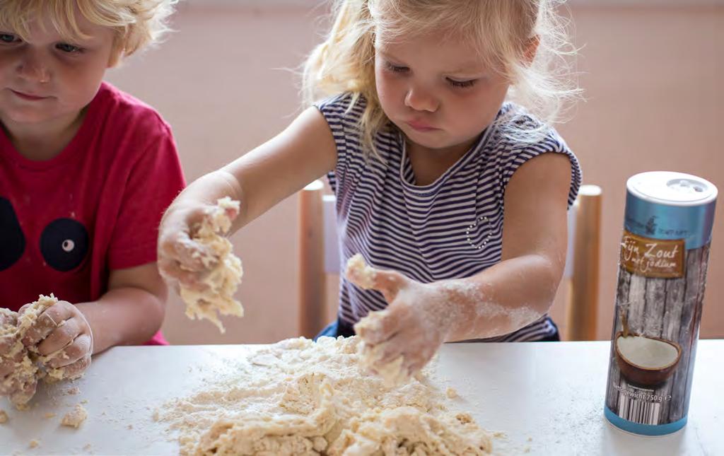 Bijzondere broodjes Wat gaan we doen? De kinderen experimenteren met zout, water en meel. Ze maken hun eigen brooddeeg. Dit deeg is niet te eten, maar je kunt er goed mee experimenteren.