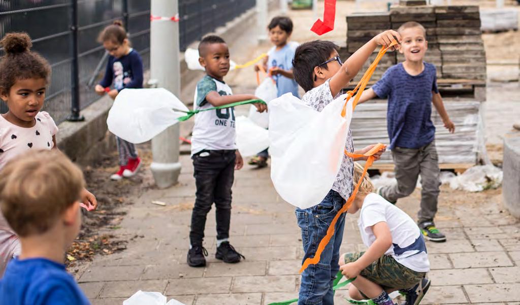 In de wind Wat gaan we doen? Als het hard waait, is er niets mooiers dan heerlijk naar buiten gaan. Lekker met je haren in de wind! Maar we nemen ook wat mee. De kinderen gaan spelen met de wind.