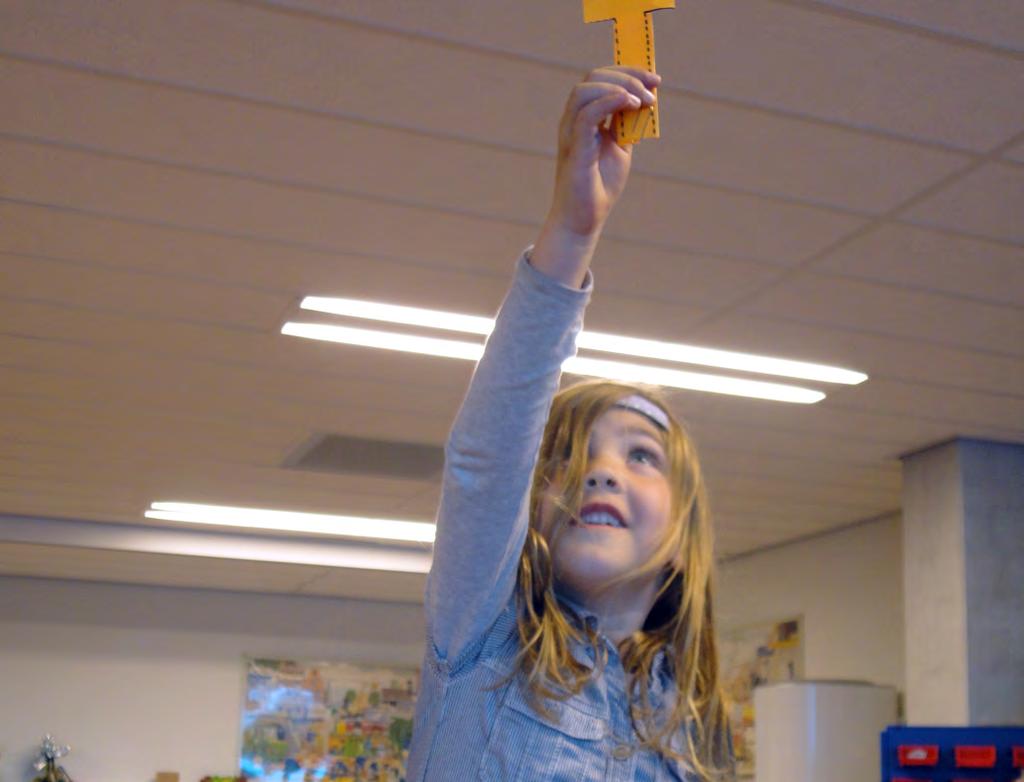 Het valt heel snel Wat gaan we doen? De kinderen experimenteren met zwaartekracht. Ze laten allerlei voorwerpen en materialen vallen. Wat valt snel en wat valt langzaam? Wat gaan de kinderen ervaren?