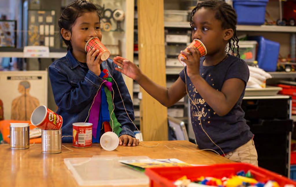 Geluid trilt Wat gaan we doen? De kinderen onderzoeken geluid. Ze doen dit met een telefoon, gemaakt van bekertjes die met elkaar zijn verbonden door een draad. Wat gaan de kinderen ervaren?