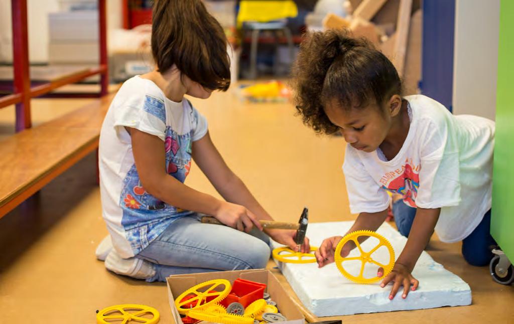 Draai maar in het rond Wat gaan we doen? De kinderen experimenteren met kleine en grotere tandwielen en snaarwielen, bijvoorbeeld van K nex en Gigo. Wat gaan de kinderen ervaren?