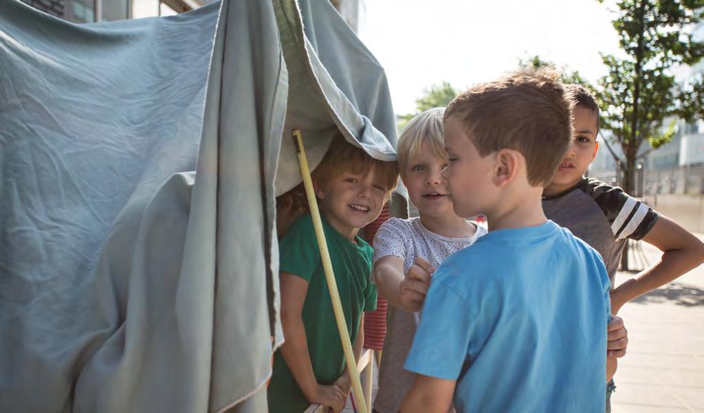 Hutten en tenten bouwen Wat gaan we doen? De kinderen bouwen op de speelplaats hutten en tenten. Ze gebruiken materialen, zoals takken en stokken, touw, knijpers en oude doeken.