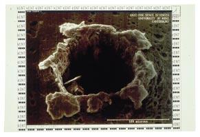 1 2 Space Connection # 30 Januari 2000 Inslagkrater op de satelliet LDEF, veroorzaakt door een deeltje dat schuin op het oppervlak van de satelliet insloeg.