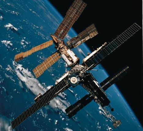 Space Connection # 30 Januari 2000 2 1 of om satellieten buiten dienst in lagere banen te brengen, waarin het ongeveer 25 jaar duurt alvorens ze naar de aarde terugvallen.