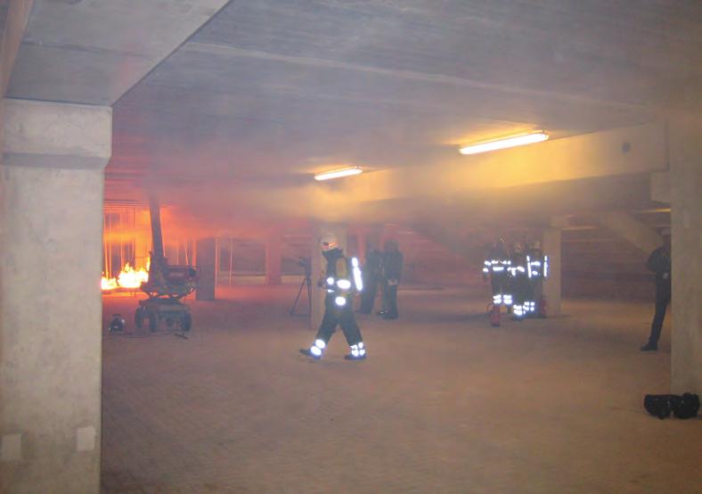 Ceiling Jet In de beginfase van een brand in een compartiment (parkeergarage), wanneer deze nog klein is, zal het branden zoals een buitenbrand zonder interactie met de grenzen zoals aanwezig in dit