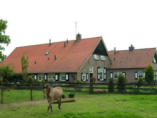 11 Erve Klein Buren Erve Klein Buren Rond 1950 heeft Twickel zo n 150 verpachte boerderijen. Vanaf 1960 komt het accent te liggen op de veehouderij.