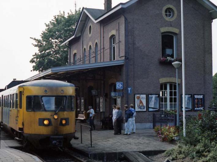 22 NS Station Delden Station Delden NS station Delden; ligt aan de spoorlijn Oldenzaal - Zutphen. Elk half uur vertrekt er een trein in beide richtingen.