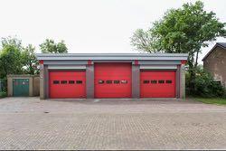 Hulpverleners op Vlieland Op Vlieland hebben ze verschillende hulpverleners. De politie, ambulances, brandweer en de KNRM. Op Vlieland hebben ze ook een brandweerkazerne.