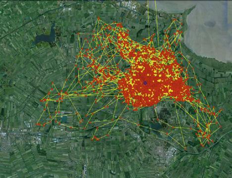 Home ranges van een mannetje Blauwe Kiekendief (Focko) in 2012 (a, late nestjongenfase) en 2013 (b, vestigings- en eifase). Oranje stippen zijn de GPS-posities, verbonden door gele lijnen.