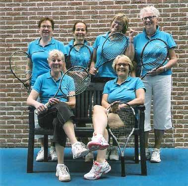 Zittend, van links naar rechts: Dicky Brinks en Gaby Jacobs Staand, van links naar rechts: Aly Lijkendijk, Janneke Kroes, Janneke Klinkers, Ada van Echten.