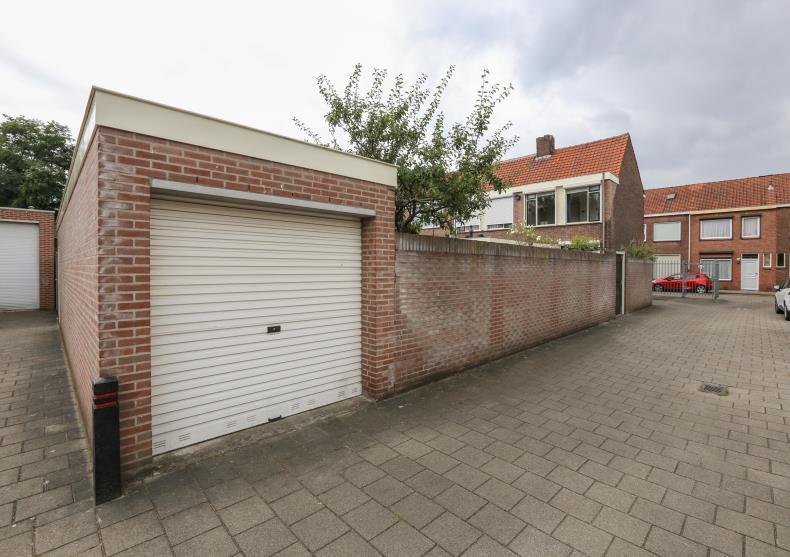 akte: 158 m² Kadaster: Tilburg, P 7291 Verwarming: c.v.