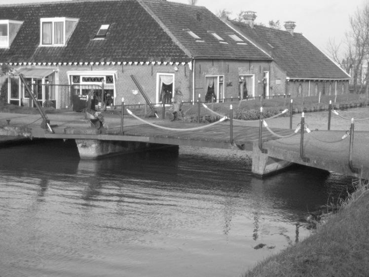 Locatie 5: Overspant de Middelw atering vanaf de Kw akelw eg Privaat eigendom Doorvaartbreedte +/- 350 in cm 0 Beweegbare brug: Een omgebouwde ophaalbrug.