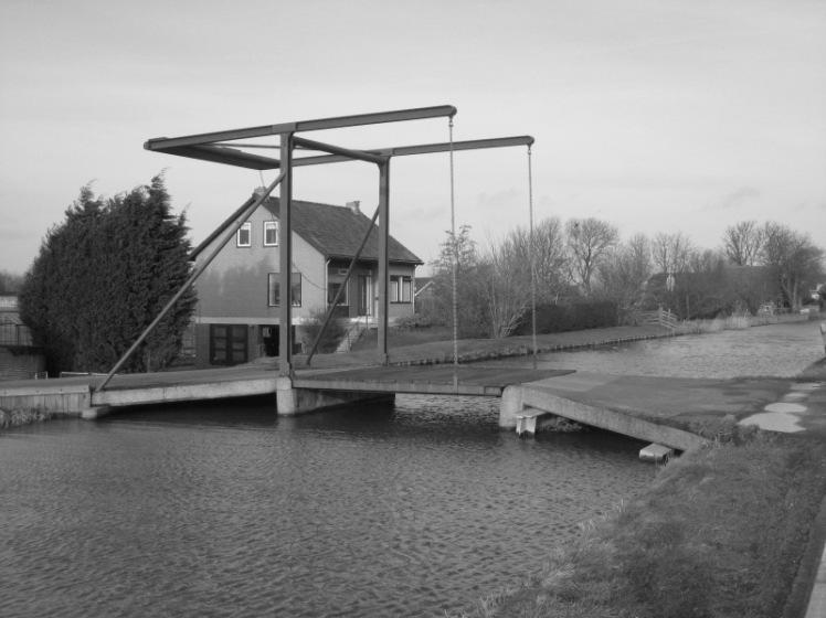 Locatie 7: Overspant de Middelw atering vanaf de Kw akelw eg Privaat eigendom Doorvaartbreedte +/- 350 cm 0 Beweegbare brug: De brug is te bew egen door