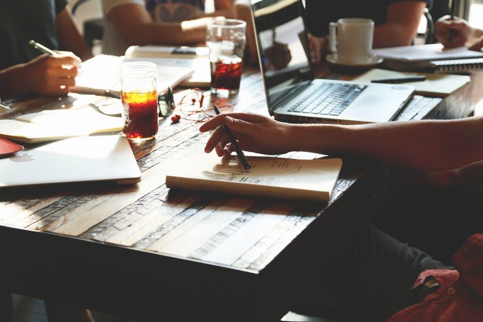 Ons onderwijs Doelgroep De scholings- en professionaliseringsactiviteiten van Kom voor Taal zijn ontwikkeld voor bevoegde leraren in het basisonderwijs en voortgezet onderwijs.