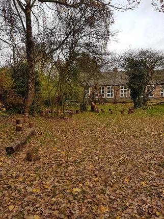 Helaas kunnen we de speelheuvel (Apenrots) nog niet in gebruik nemen, omdat de grond nog verder moet inklinken en het ingezaaide gras bij de verschillende onderdelen nog enige tijd nodig heeft om te