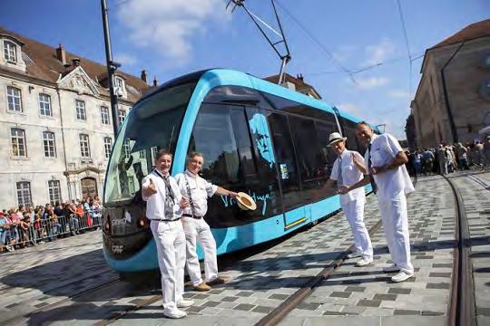 44 4.. BESANÇON HEEFT LOW-COST TRAM Met een 'bescheiden viering' markeerde men op 30-31 augustus de opening van de nieuwe tramlijn te Besançon: 14,5 km tramlijn, de bewoners zijn fier op hun nieuwe